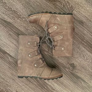 SOREL WOMEN'S JOAN OF ARCTIC WEDGE MID BOOT DARK FOG